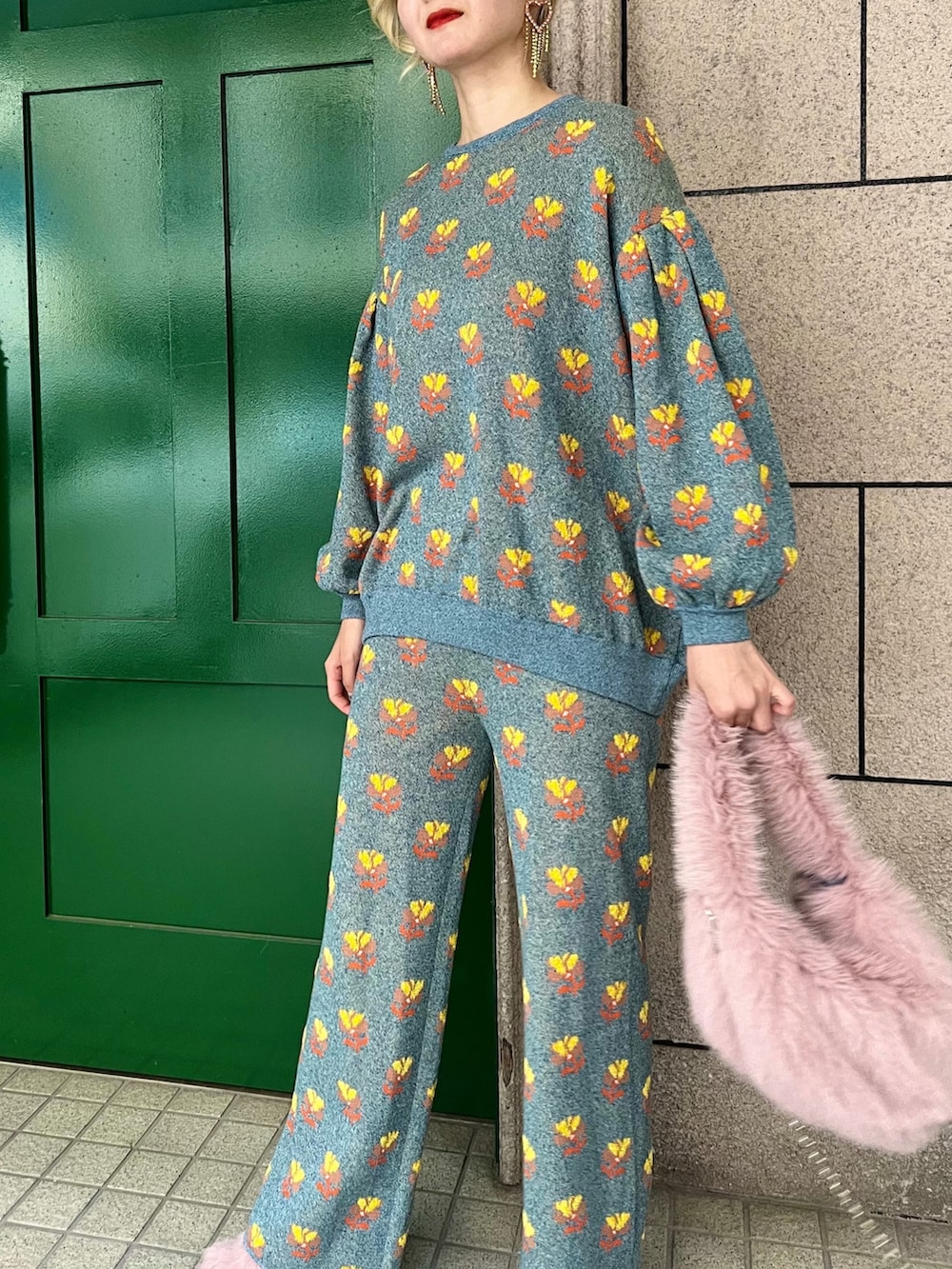 ブルー系のニット/セーター、ブルー系のその他パンツ、ピンク系のショルダーバッグを着用したレディースの秋コーディネートの2枚目の写真