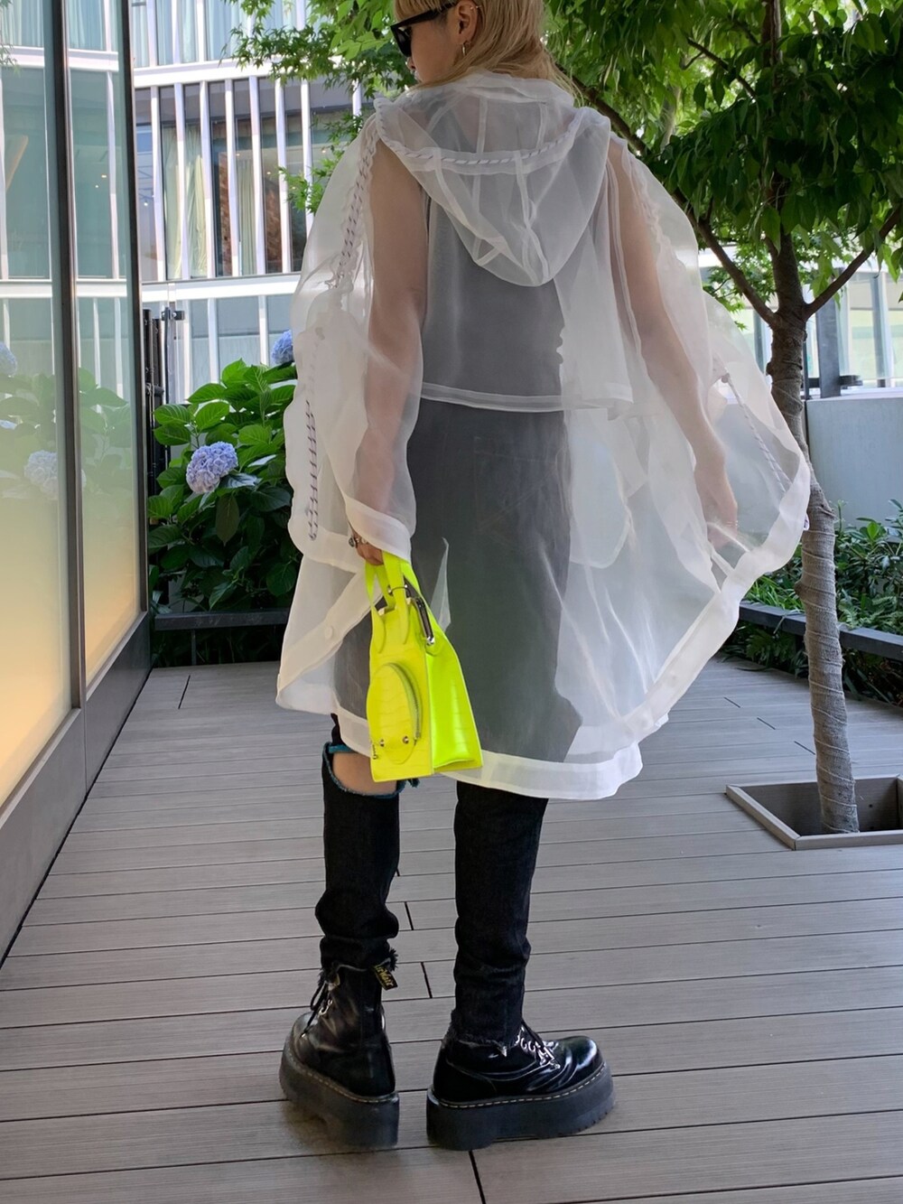 ホワイト系のワンピース/ドレス、イエロー系のショルダーバッグ、ブルー系のデニムパンツを着用したレディースの夏コーディネートの3枚目の写真