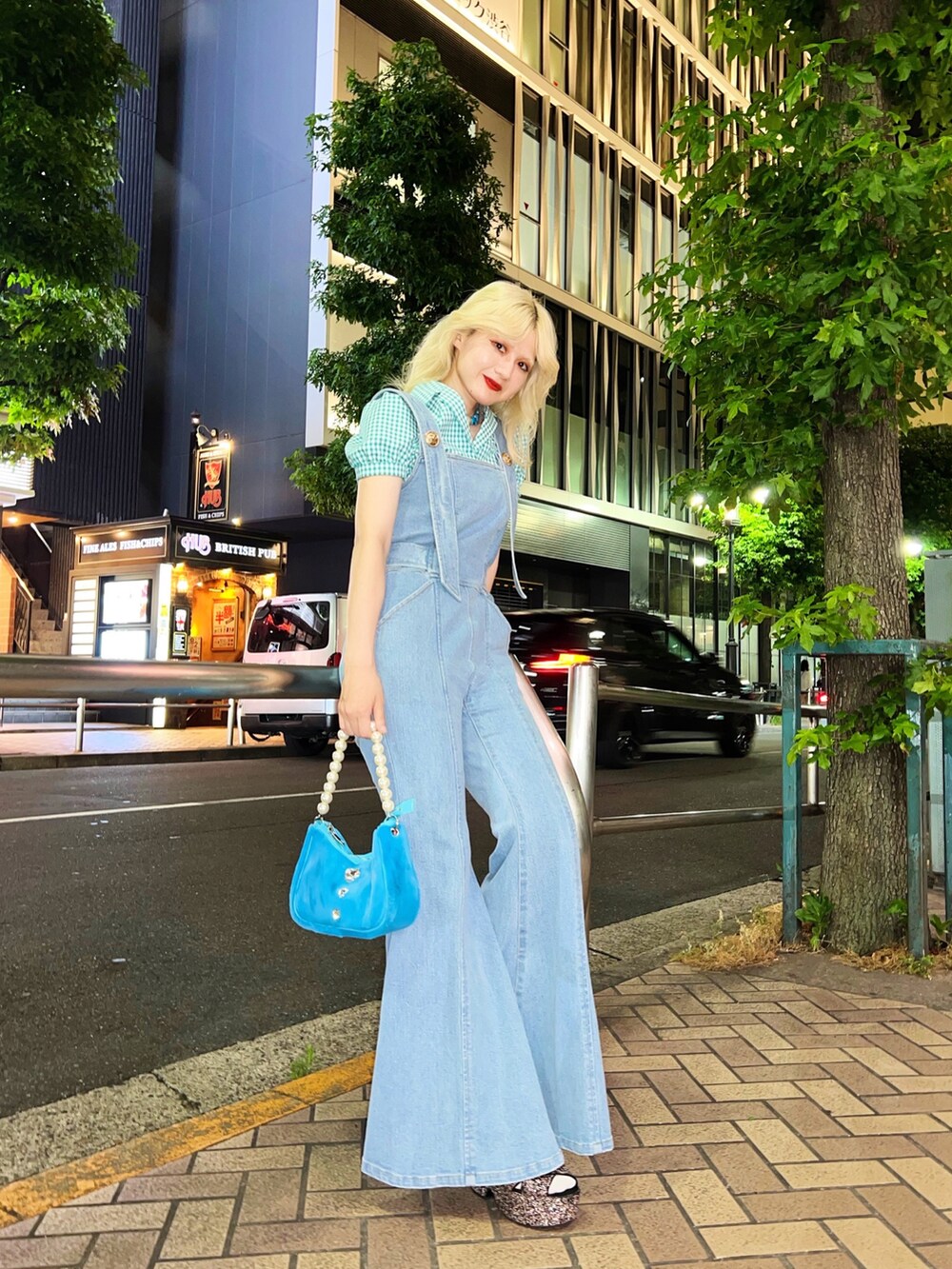 「PAMEO POSE、パンツスタイル、夏コーデ、大人カジュアル、デニム、フレアパンツ、70'sコーデ」｜「PAMEO POSEのWife’s Pet Choker（ネックレス、ブルー系）」を使った、PAMEO POSEさん（レディース・164cm）の夏コーディネートの2枚目の写真