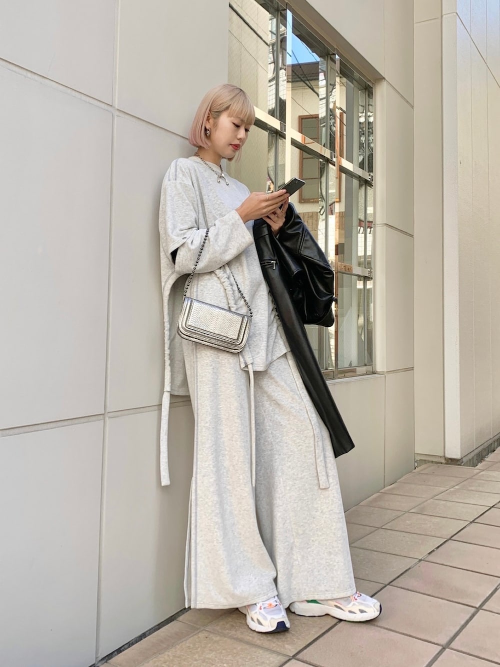 グレー系のTシャツ/カットソー、グレー系のその他パンツを着用したレディースの冬コーディネートの3枚目の写真