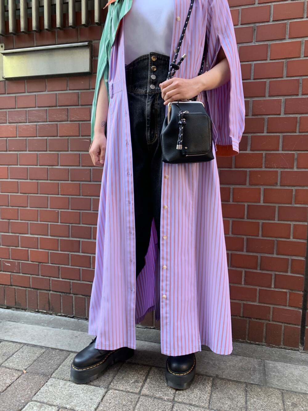 ホワイト系のTシャツ/カットソー、パープル系のワンピース、ブラック系のデニムパンツを着用したレディースの春コーディネートの3枚目の写真