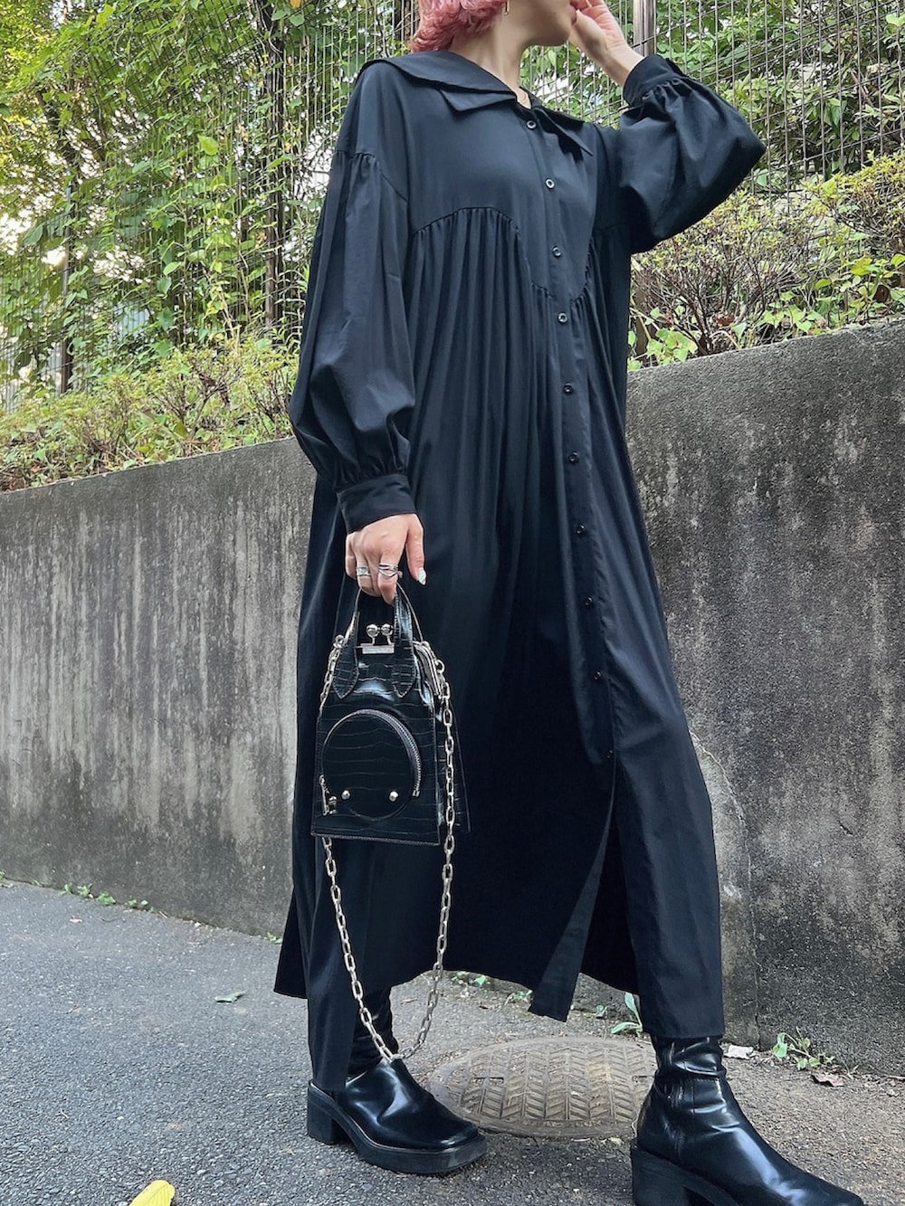 「PAMEO POSE、モノトーン、ワンピース、オールブラック、ミニバッグ、ロングワンピース」｜「PAMEO POSEのTaurus Plate Choker（ネックレス、ゴールド系）」を使った、PAMEO POSEさん（レディース・164cm）の夏コーディネートの2枚目の写真
