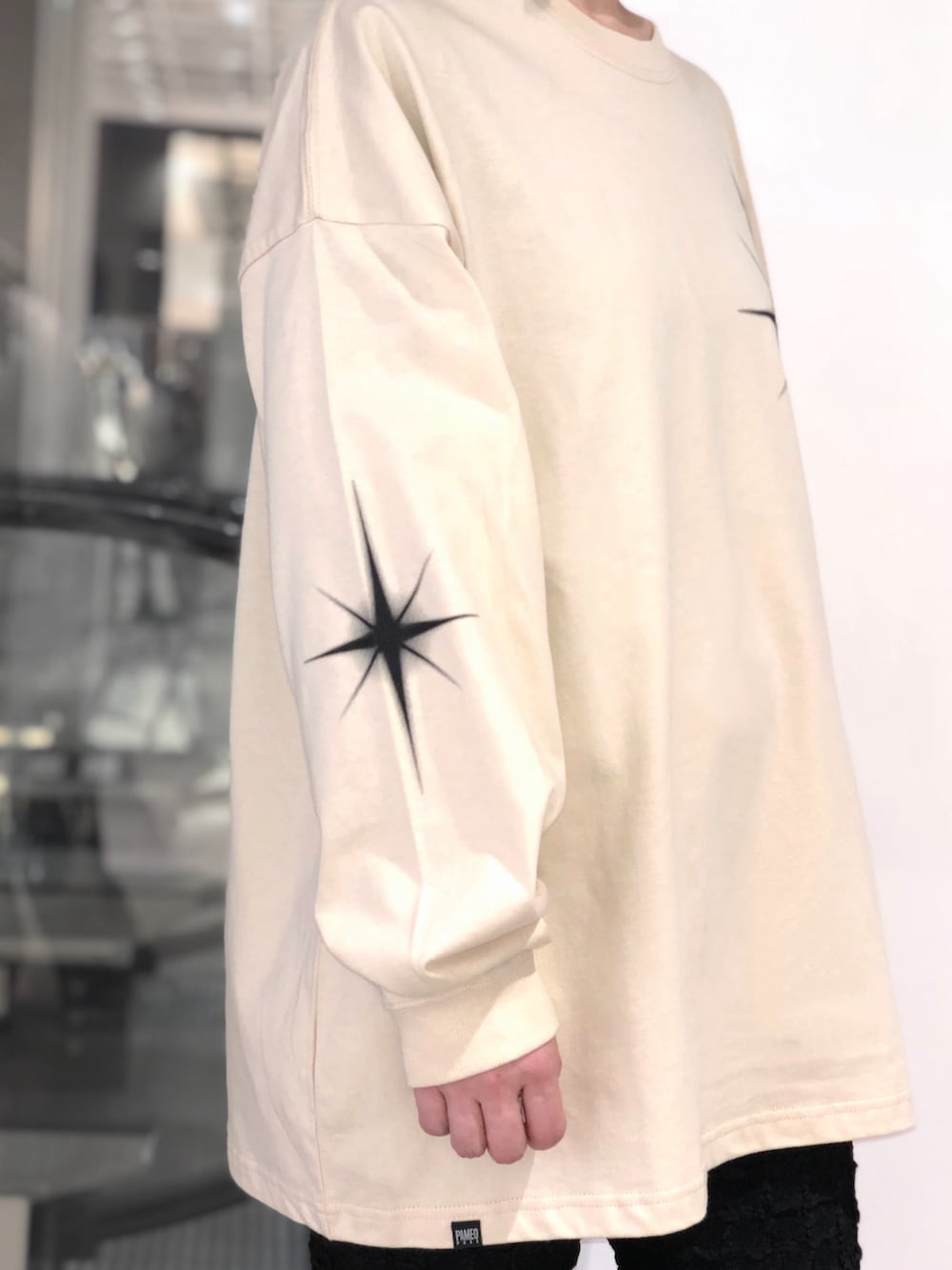 ベージュ系のTシャツ/カットソー、ブラック系のワンピースを着用したレディースの冬コーディネートの2枚目の写真