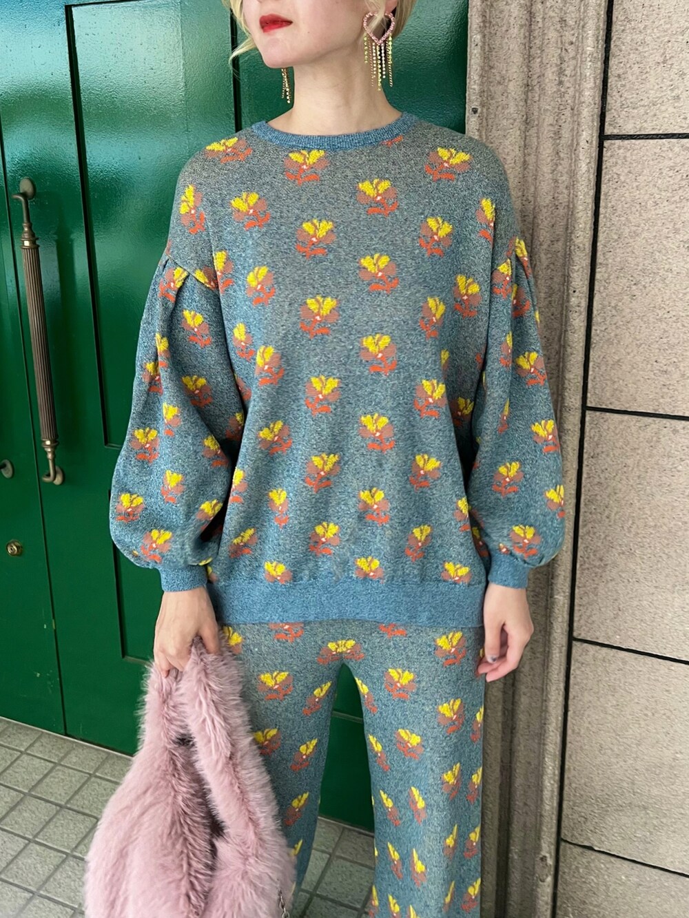 ブルー系のニット/セーター、ブルー系のその他パンツ、ピンク系のショルダーバッグを着用したレディースの秋コーディネートの3枚目の写真