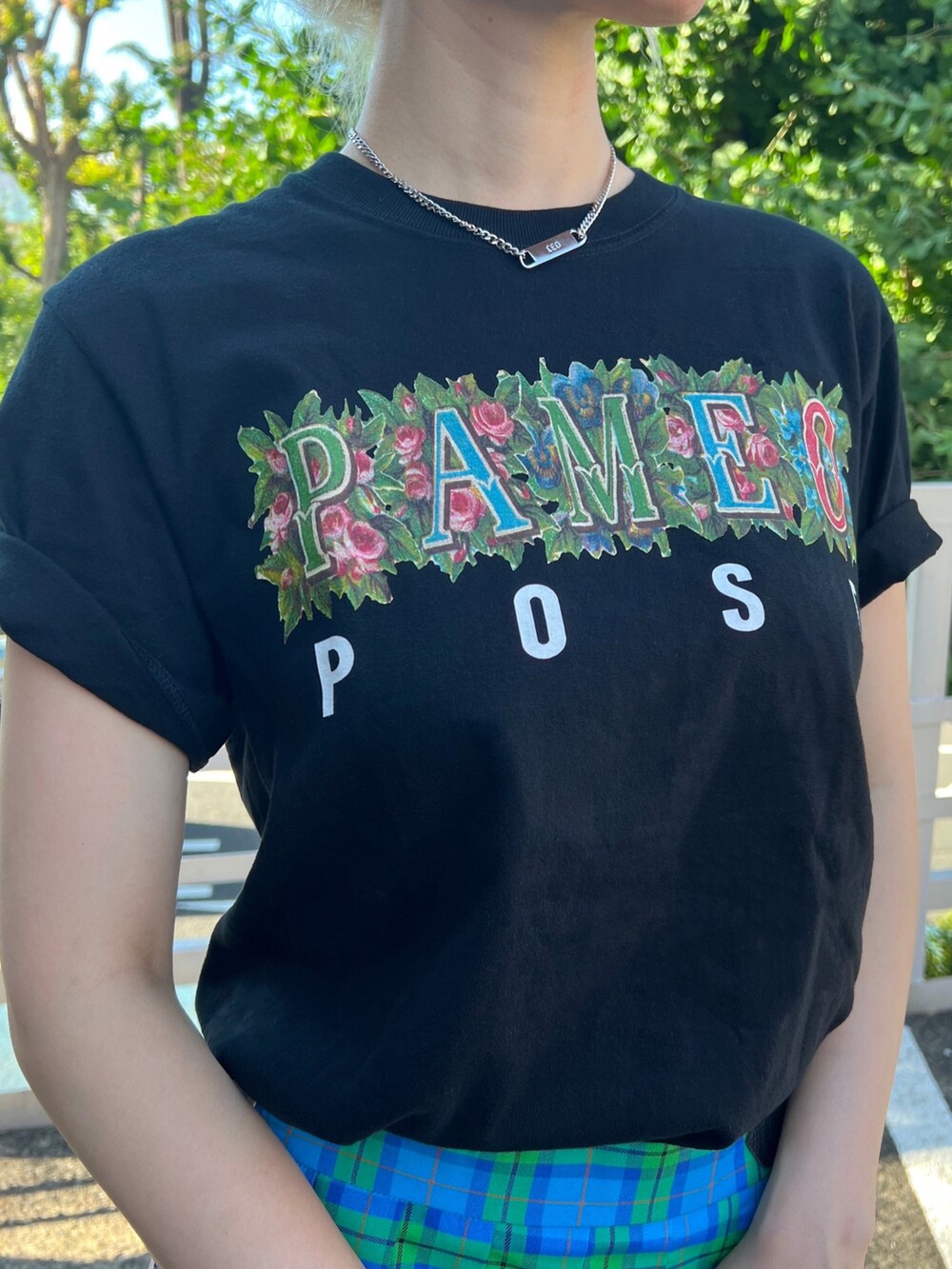 ブラック系のTシャツ/カットソー、ブルー系のスカート、ブラック系のショルダーバッグを着用したレディースの夏コーディネートの3枚目の写真