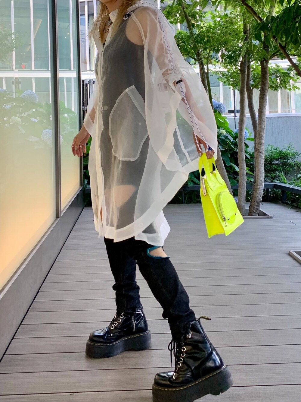 ホワイト系のワンピース/ドレス、イエロー系のショルダーバッグ、ブルー系のデニムパンツを着用したレディースの夏コーディネートの2枚目の写真