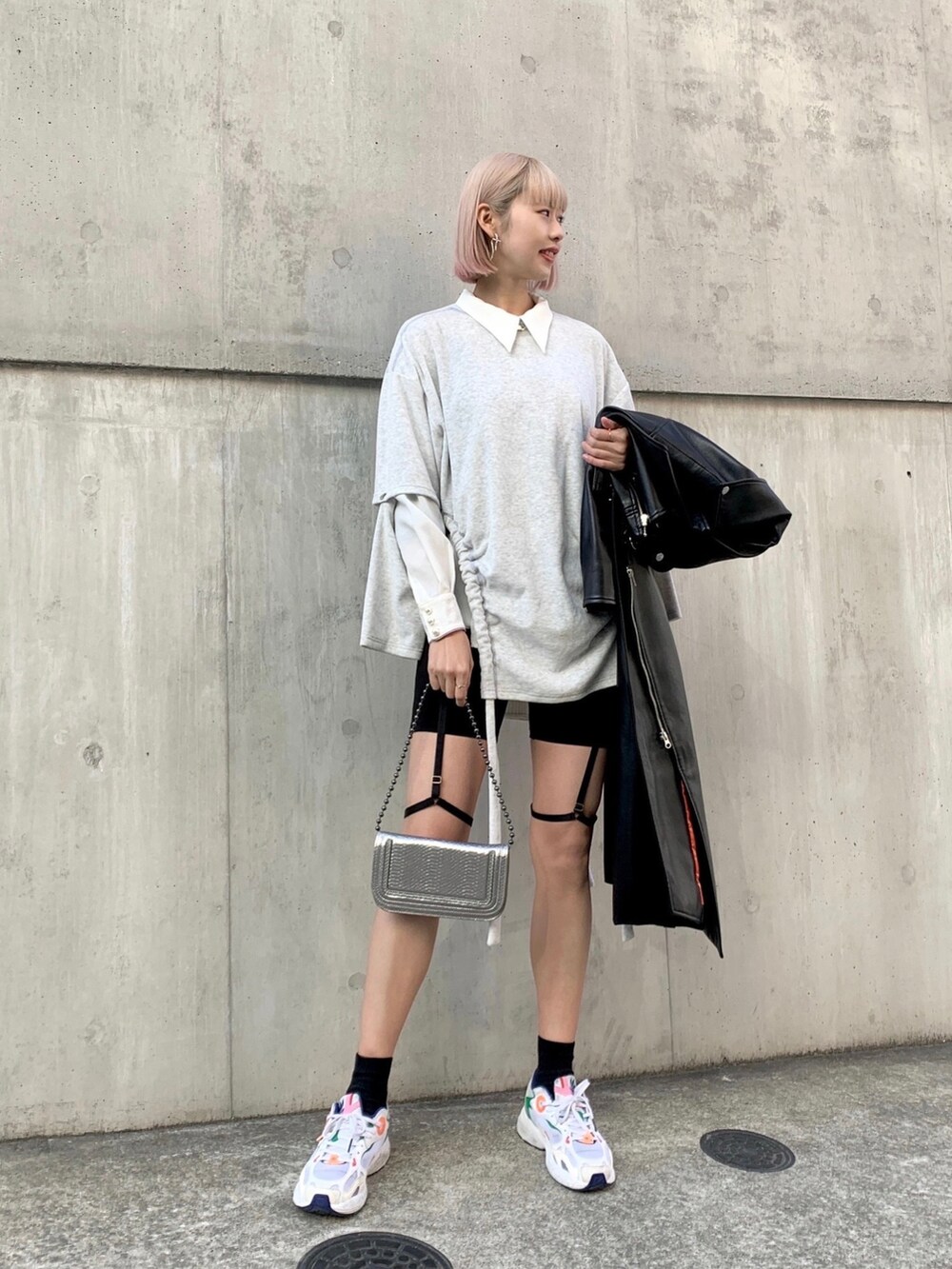 グレー系のTシャツ/カットソーを着用したレディースの冬コーディネートの3枚目の写真