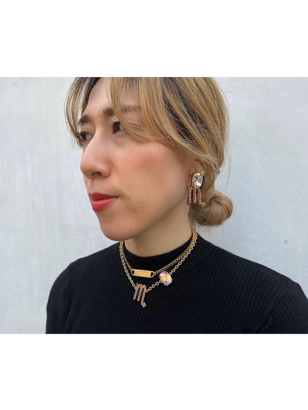 シルバー系のリング、その他のアクセサリー、その他のピアス（両耳用）を着用したレディースの春コーディネートの2枚目の写真