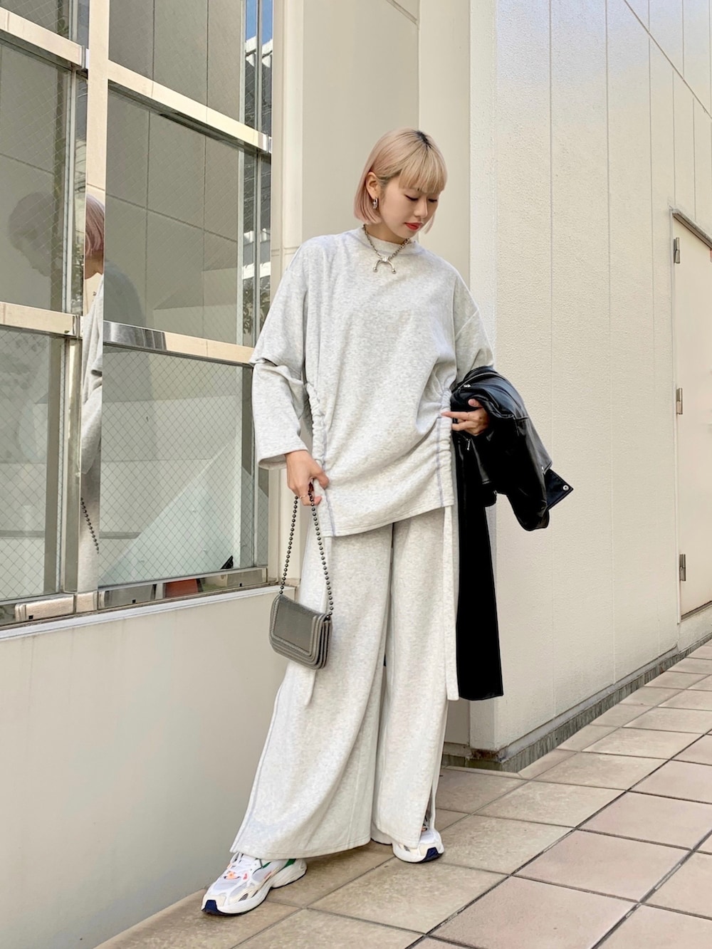 グレー系のTシャツ/カットソー、グレー系のその他パンツを着用したレディースの冬コーディネートの2枚目の写真