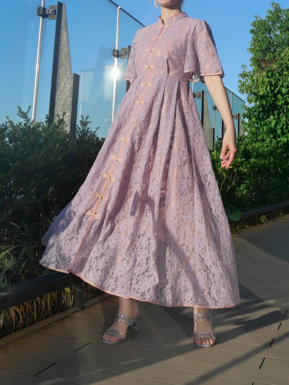 パープル系のワンピース、ホワイト系のピアス（両耳用）を着用したレディースの春コーディネートの2枚目の写真