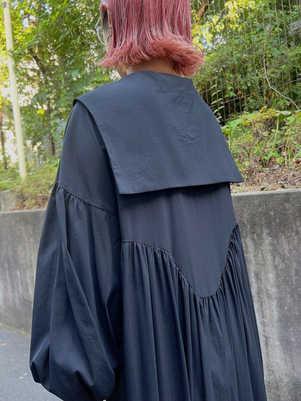 「PAMEO POSE、モノトーン、ワンピース、オールブラック、ミニバッグ、ロングワンピース」｜「PAMEO POSEのTaurus Plate Choker（ネックレス、ゴールド系）」を使った、PAMEO POSEさん（レディース・164cm）の夏コーディネートの5枚目の写真