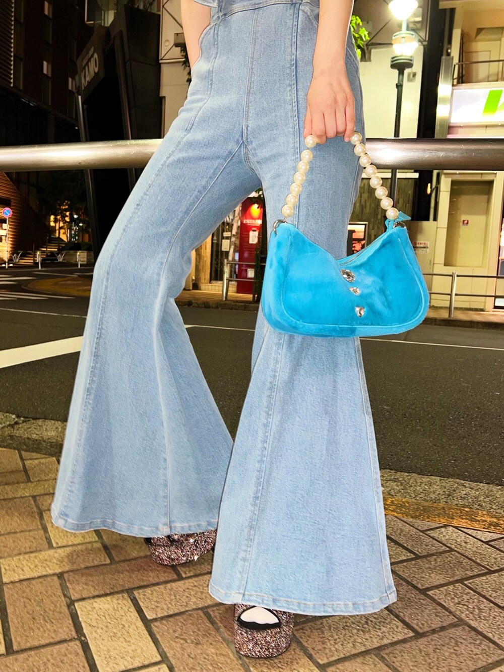 「PAMEO POSE、パンツスタイル、夏コーデ、大人カジュアル、デニム、フレアパンツ、70'sコーデ」｜「PAMEO POSEのWife’s Pet Choker（ネックレス、ブルー系）」を使った、PAMEO POSEさん（レディース・164cm）の夏コーディネートの3枚目の写真