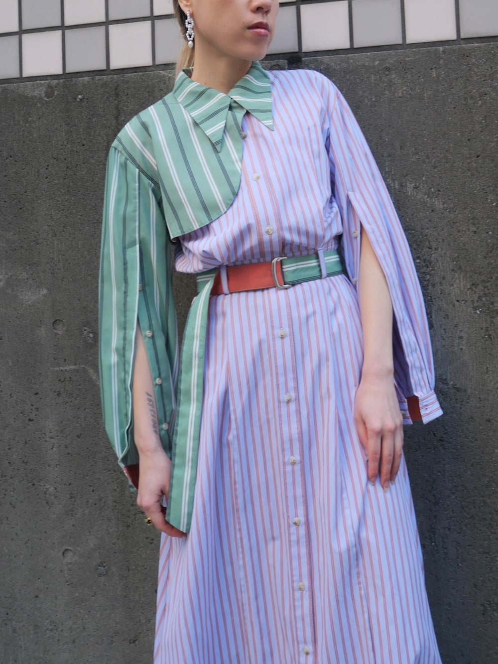 パープル系のワンピース、ホワイト系のピアス（両耳用）を着用したレディースの春コーディネートの2枚目の写真