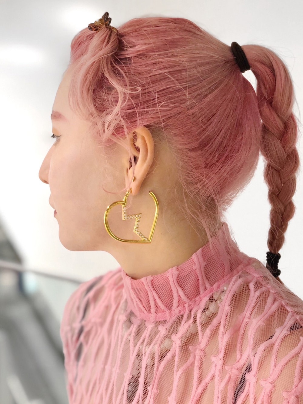 「PAMEO POSE、パメオポーズ、セットアップ、シースルートップス、レーストップス、レーススカート、タイトスカート、ピンク、おおぶりピアス、ハート、きれいめコーディネート、オトナガーリー、オケージョン、お出かけコーデ」｜「PAMEO POSEのDia Lace Top（Tシャツ/カットソー、ピンク系）」を使った、PAMEO POSEさん（レディース・164cm）の秋コーディネートの2枚目の写真