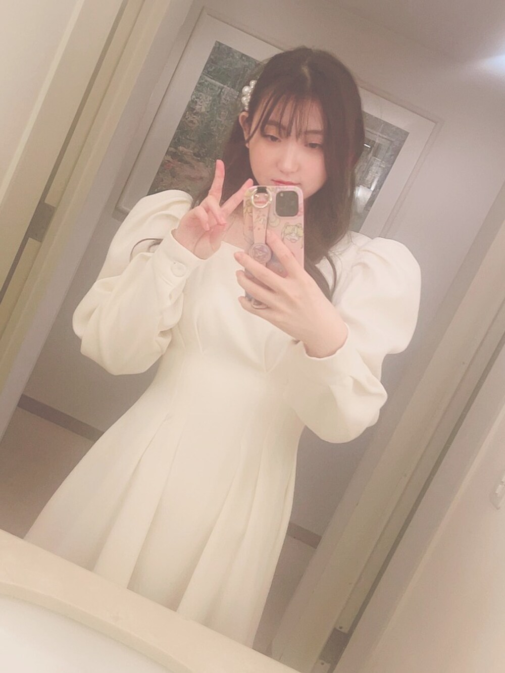 ホワイト系のワンピース/ドレス、パープル系のショルダーバッグ、ブラック系のチェスターコートを着用したレディースの冬コーディネートの2枚目の写真