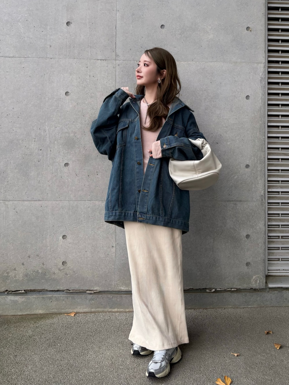 ブルー系のデニムジャケット、ホワイト系のスニーカーを着用したレディースの冬コーディネートの4枚目の写真