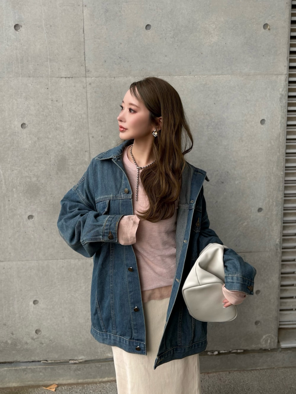 ブルー系のデニムジャケット、ホワイト系のスニーカーを着用したレディースの冬コーディネートの2枚目の写真