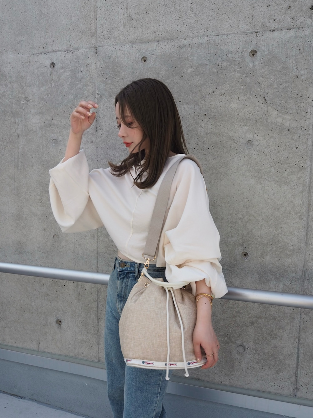shino◡̈*❤︎さんの「MED DRAWSTRING BAG エクリュムーンラフィア（LeSportsac）」を使ったコーディネートの3枚目の写真