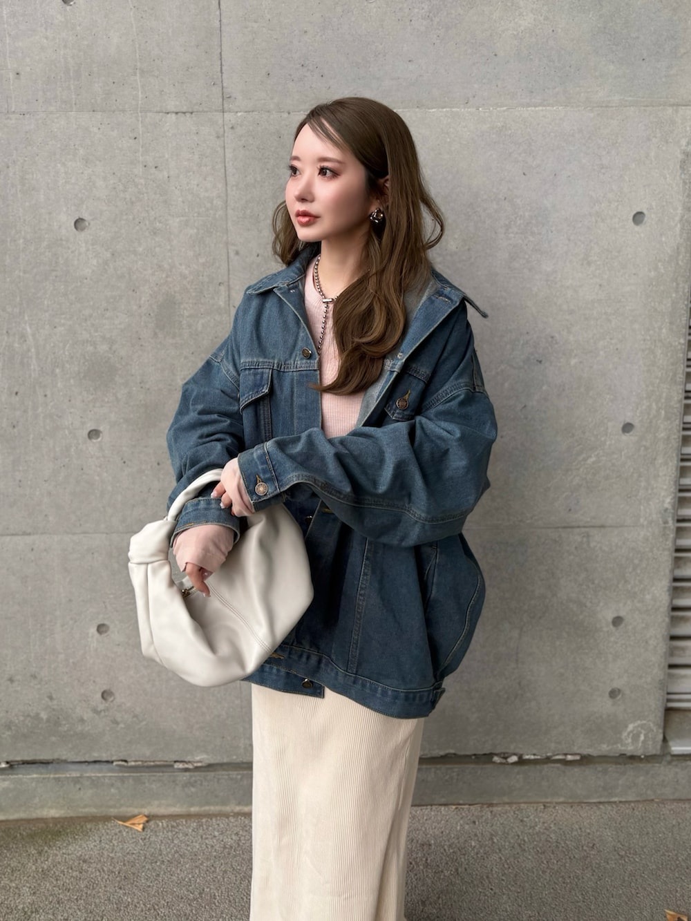 ブルー系のデニムジャケット、ホワイト系のスニーカーを着用したレディースの冬コーディネートの5枚目の写真