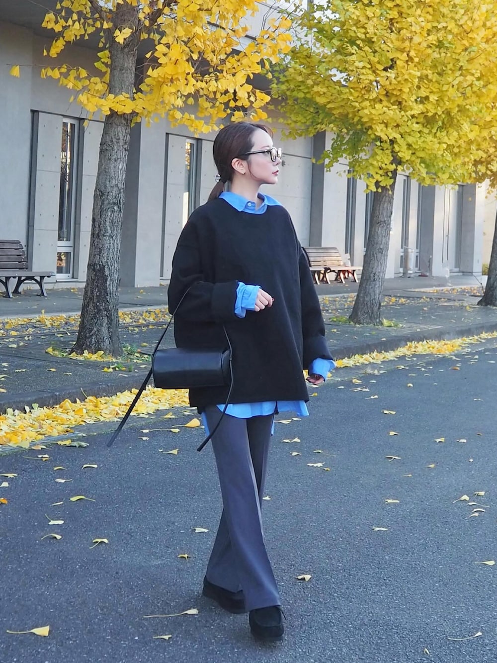 ブルー系のシャツ/ブラウス、ブラック系のその他トップス、グレー系のスラックスを着用したレディースの冬コーディネートの2枚目の写真