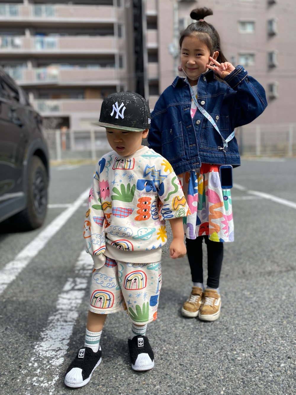その他のワンピース、ブルー系のデニムジャケット、その他のスウェットを着用したキッズの春コーディネートの2枚目の写真