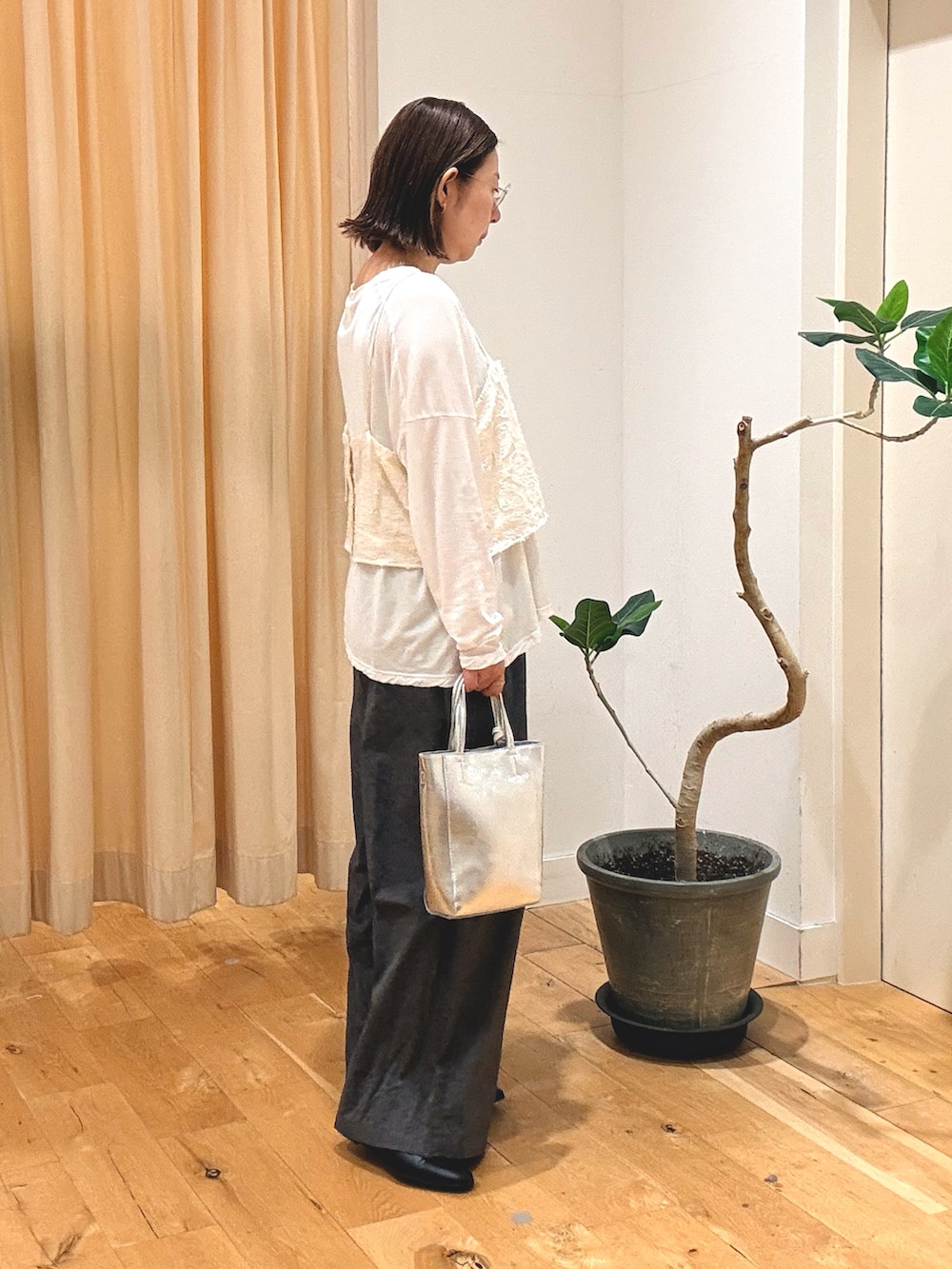 ホワイト系のTシャツ/カットソー、ホワイト系のキャミソール、グレー系のその他パンツを着用したレディースの秋コーディネートの2枚目の写真