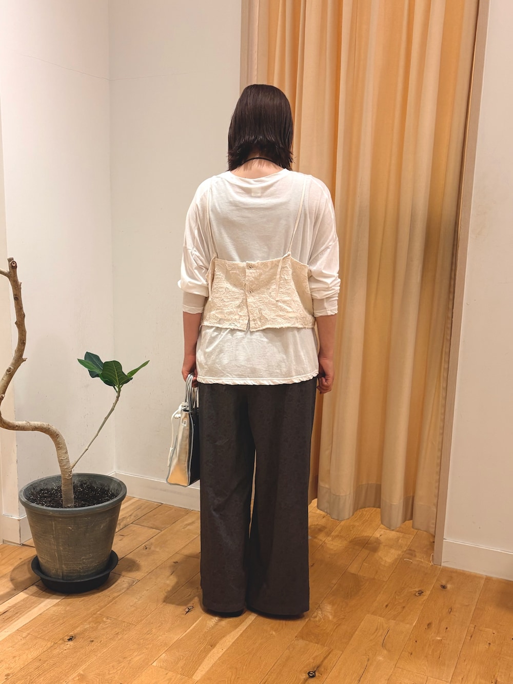ホワイト系のTシャツ/カットソー、ホワイト系のキャミソール、グレー系のその他パンツを着用したレディースの秋コーディネートの3枚目の写真