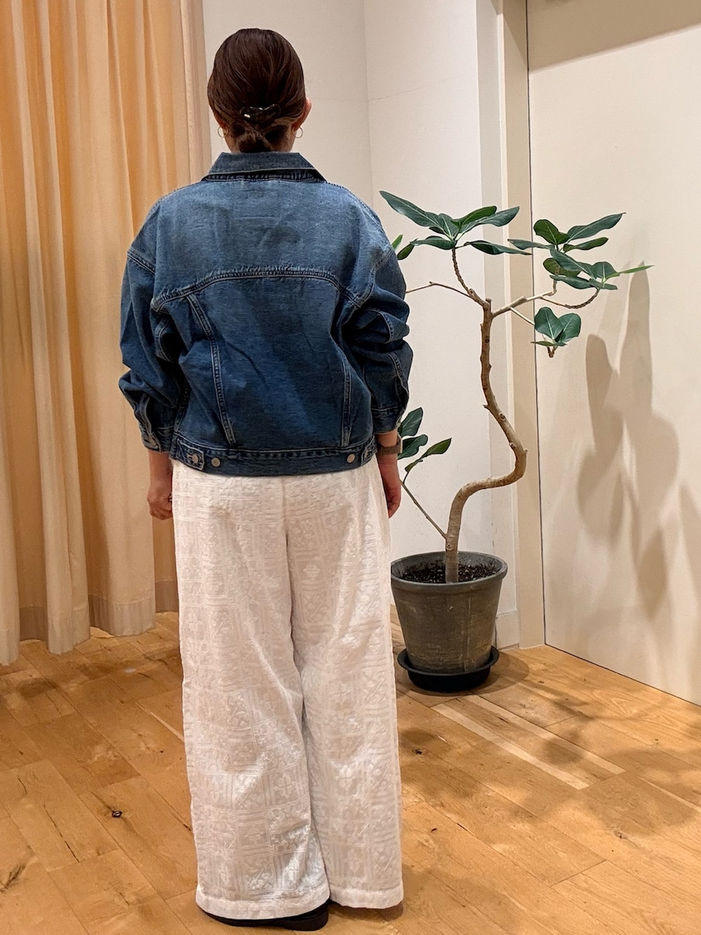 ブルー系のデニムジャケット、ホワイト系のその他パンツ、ブラウン系のローファーを着用したレディースの夏コーディネートの3枚目の写真