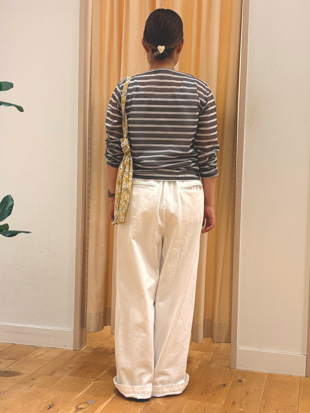 ホワイト系のその他パンツ、グレー系のTシャツ/カットソー、イエロー系のトートバッグを着用したレディースの夏コーディネートの3枚目の写真