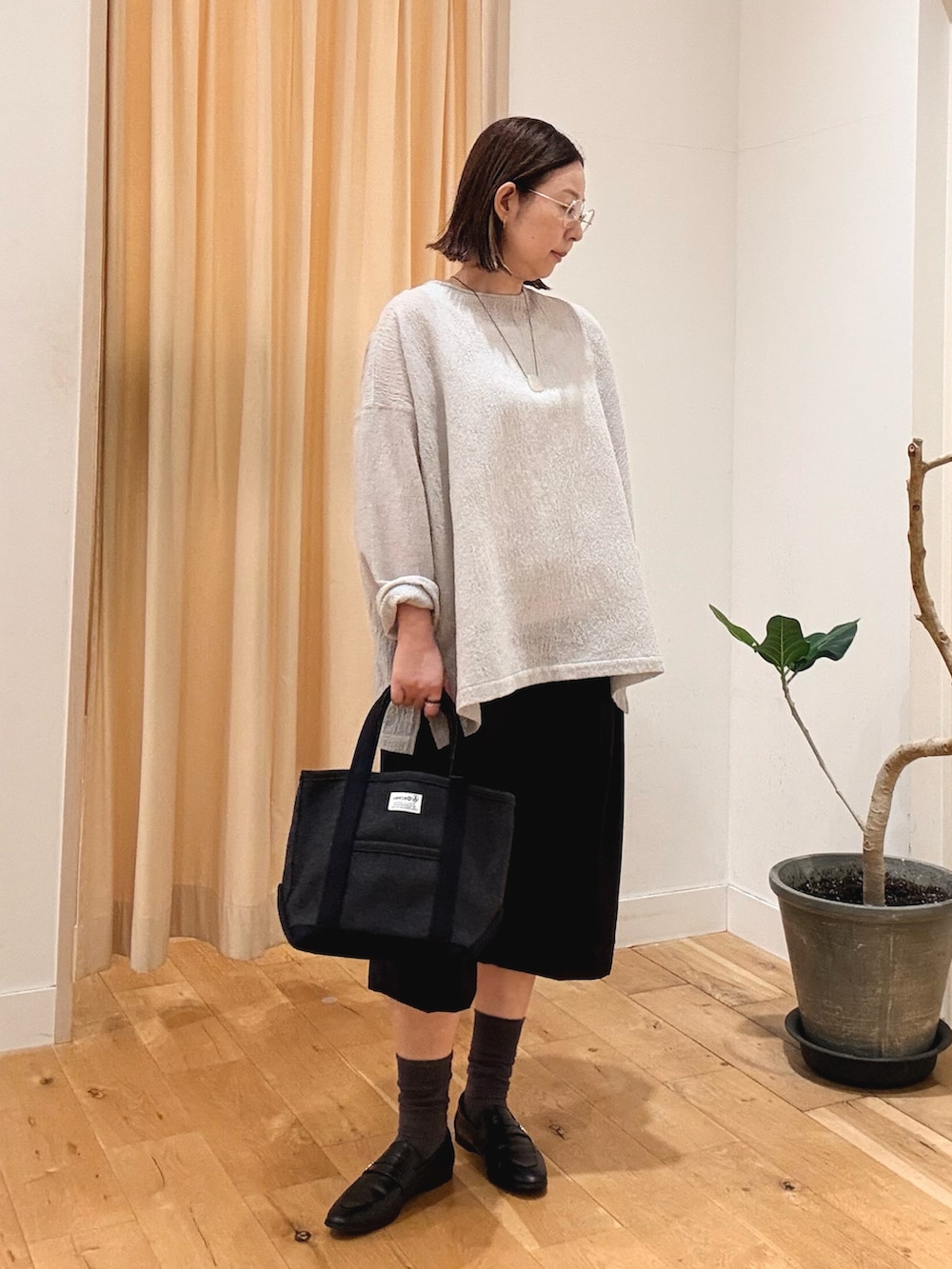 グレー系のシャツ/ブラウス、ブラック系のローファー、グレー系のトートバッグを着用したレディースの秋コーディネートの3枚目の写真