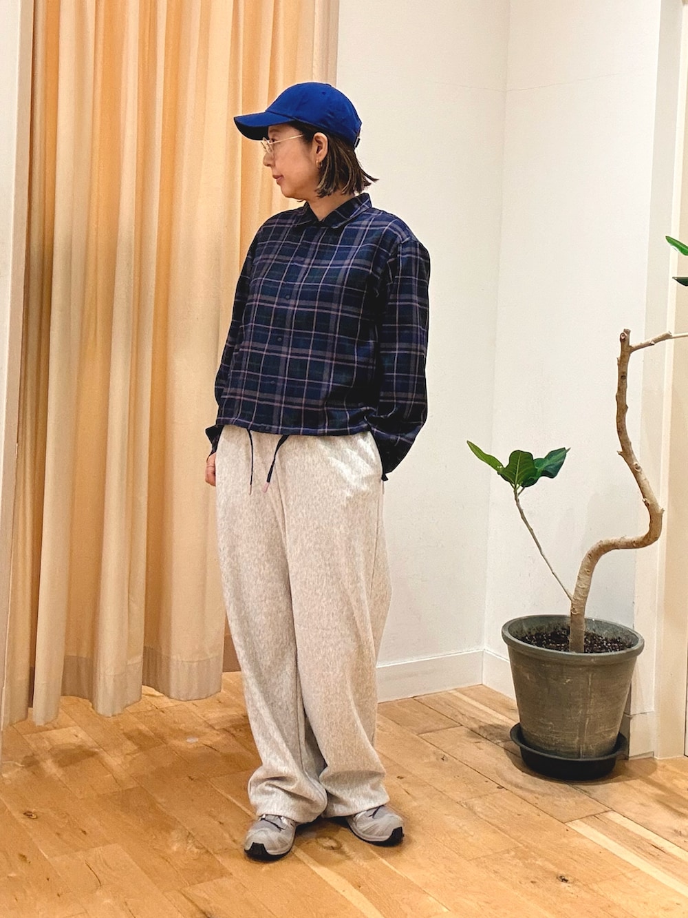 グレー系のその他パンツ、グレー系のスニーカー、ブラウン系のショルダーバッグを着用したレディースの秋コーディネートの4枚目の写真
