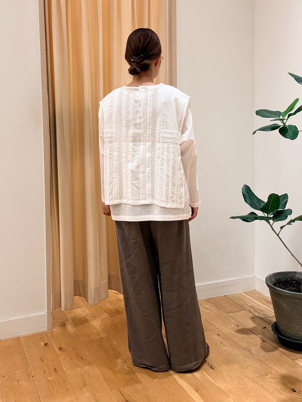 ホワイト系のシャツ/ブラウス、ブラウン系のサンダル、ベージュ系のその他パンツを着用したレディースの夏コーディネートの3枚目の写真