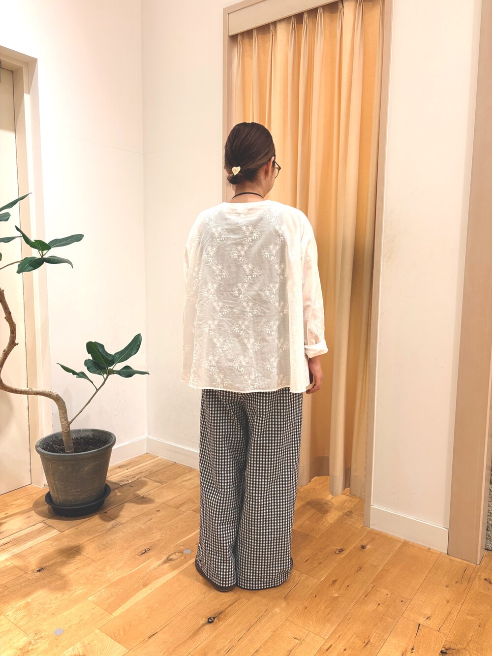 その他のその他パンツ、ブラウン系のサンダル、ホワイト系のシャツ/ブラウスを着用したレディースの夏コーディネートの2枚目の写真