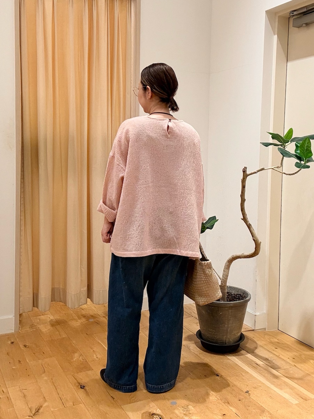 ブラック系のローファー、ブルー系のデニムパンツ、ベージュ系のハンドバッグを着用したレディースの秋コーディネートの4枚目の写真