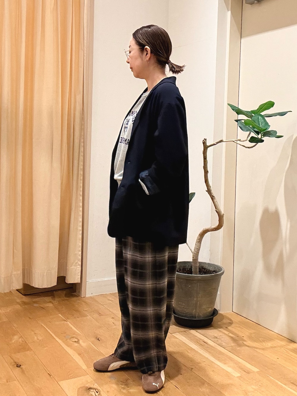 ブルー系のその他アウター、パープル系のその他パンツ、ブラウン系のスニーカーを着用したレディースの秋コーディネートの2枚目の写真