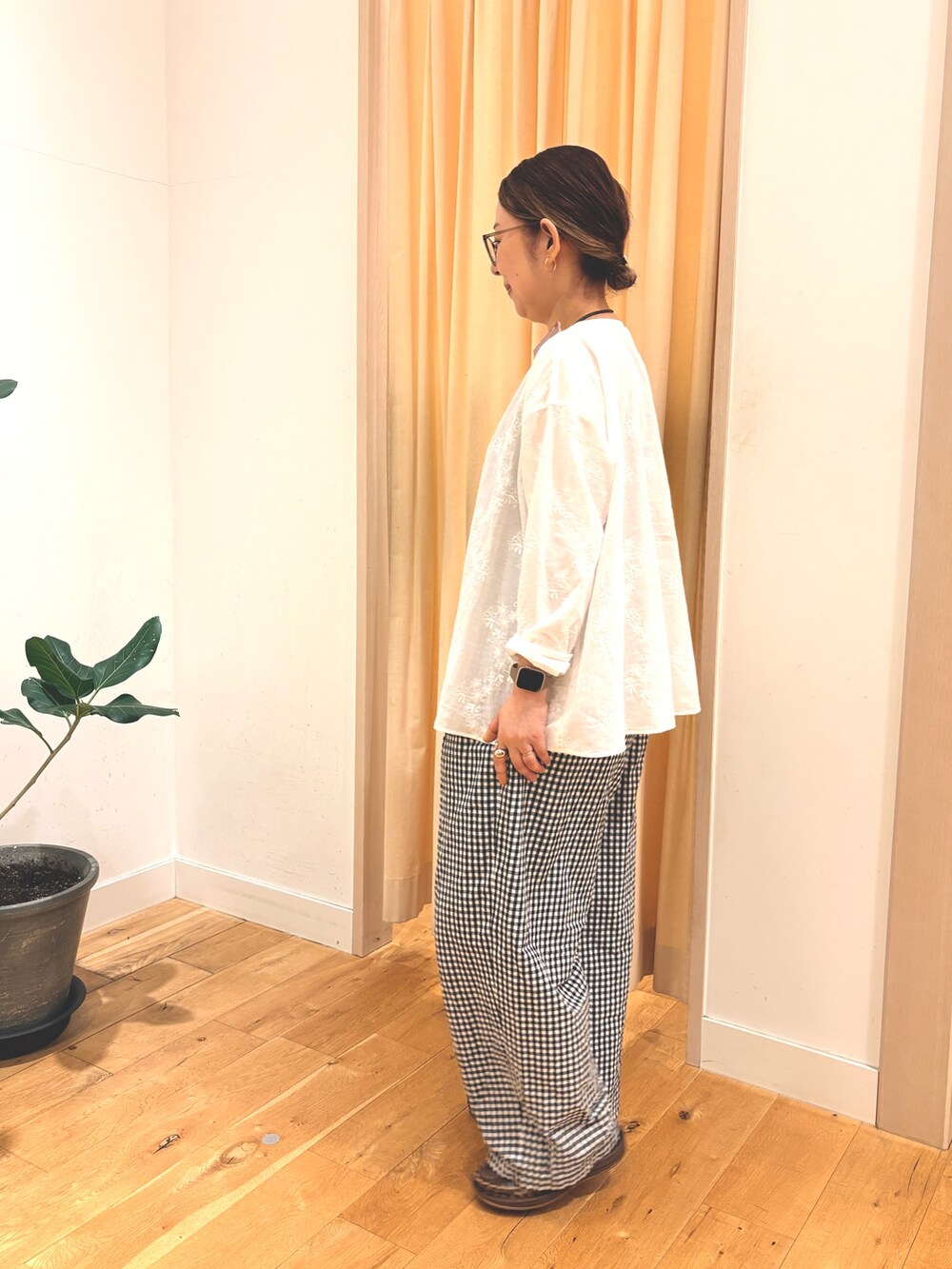 その他のその他パンツ、ブラウン系のサンダル、ホワイト系のシャツ/ブラウスを着用したレディースの夏コーディネートの3枚目の写真