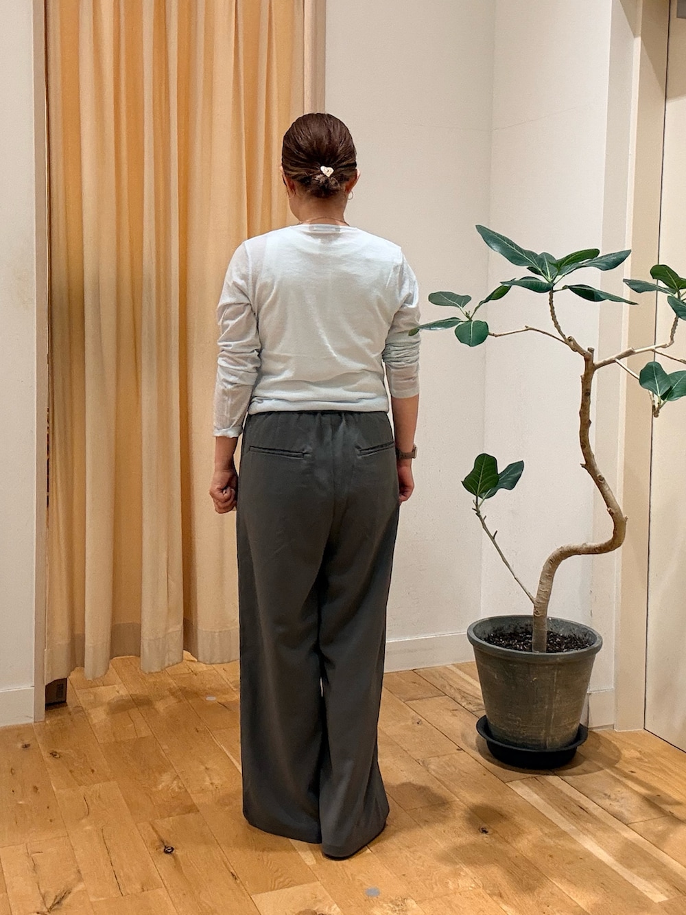 グレー系のその他パンツ、ブルー系のTシャツ/カットソー、ホワイト系のタンクトップを着用したレディースの夏コーディネートの3枚目の写真