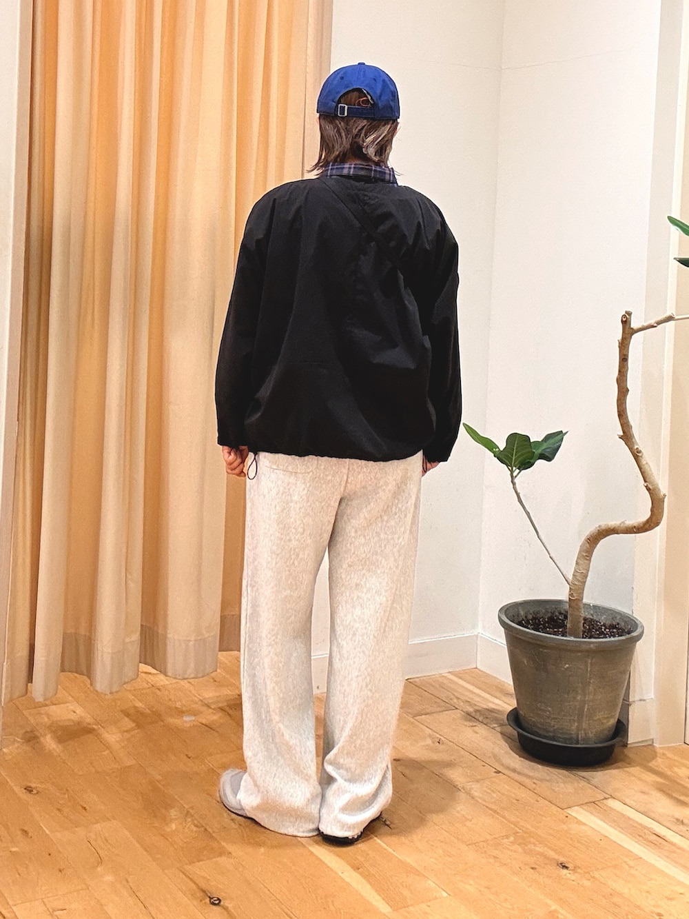 グレー系のその他パンツ、グレー系のスニーカー、ブラウン系のショルダーバッグを着用したレディースの秋コーディネートの3枚目の写真