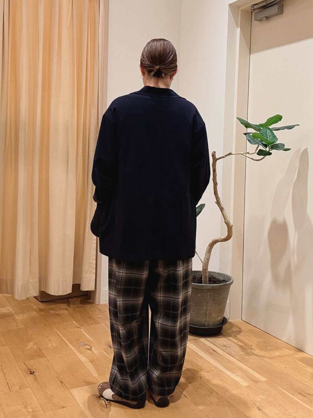 ブルー系のその他アウター、パープル系のその他パンツ、ブラウン系のスニーカーを着用したレディースの秋コーディネートの3枚目の写真