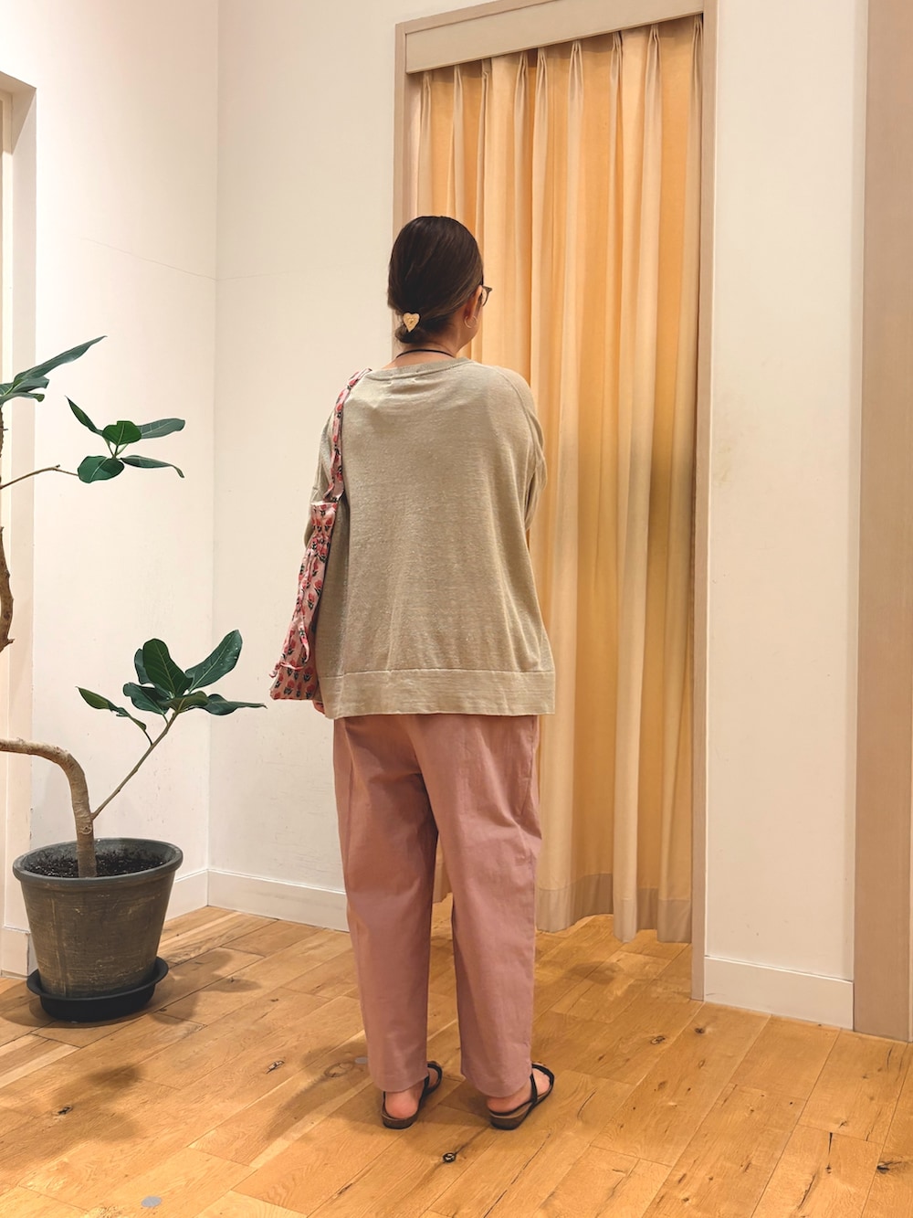ベージュ系のカーディガン/ボレロ、ピンク系のその他パンツ、ピンク系のトートバッグを着用したレディースの夏コーディネートの3枚目の写真