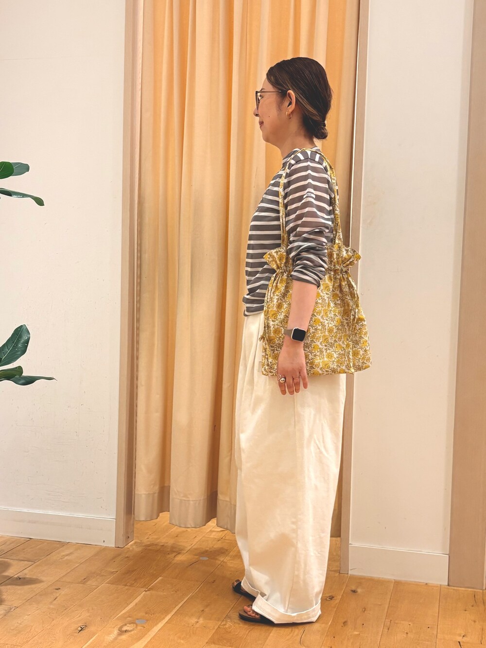 ホワイト系のその他パンツ、グレー系のTシャツ/カットソー、イエロー系のトートバッグを着用したレディースの夏コーディネートの2枚目の写真