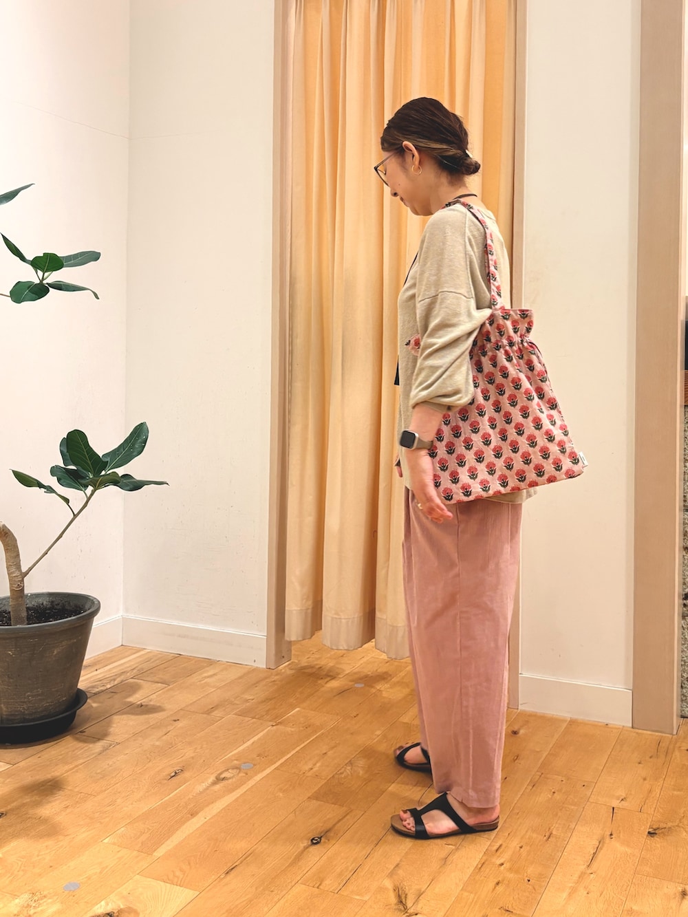 ベージュ系のカーディガン/ボレロ、ピンク系のその他パンツ、ピンク系のトートバッグを着用したレディースの夏コーディネートの2枚目の写真