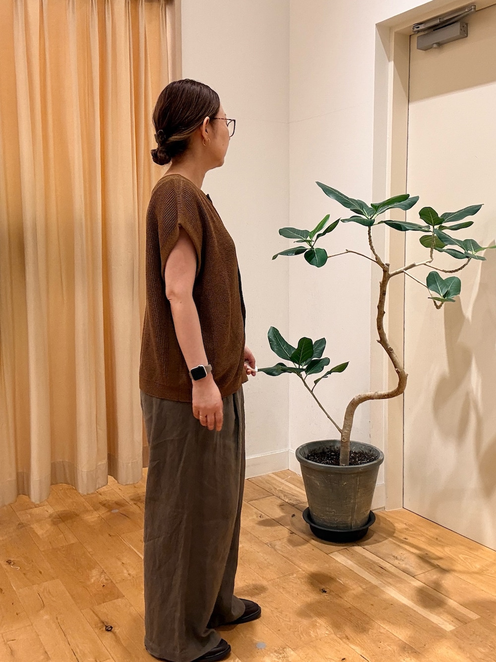 ブラウン系のベスト、ベージュ系のその他パンツ、ブラウン系のローファーを着用したレディースの夏コーディネートの2枚目の写真