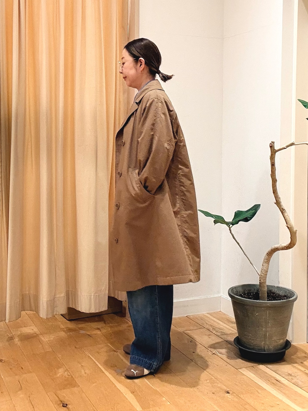 レッド系のハンドバッグ、ブルー系のシャツ/ブラウス、ブルー系のデニムパンツを着用したレディースの秋コーディネートの4枚目の写真