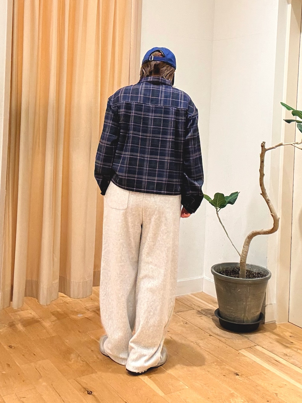 グレー系のその他パンツ、グレー系のスニーカー、ブラウン系のショルダーバッグを着用したレディースの秋コーディネートの5枚目の写真