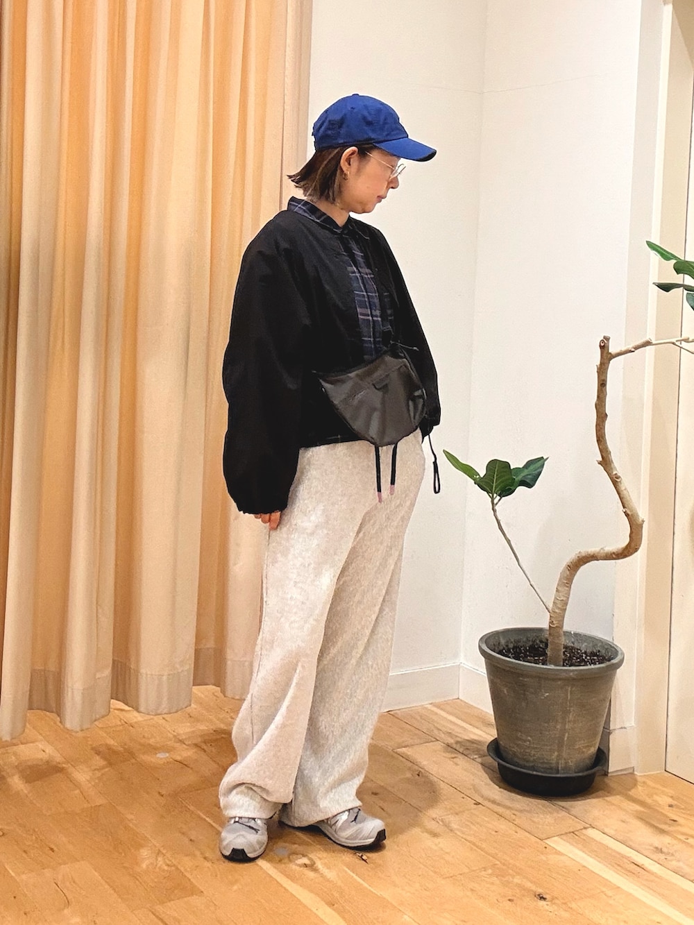 グレー系のその他パンツ、グレー系のスニーカー、ブラウン系のショルダーバッグを着用したレディースの秋コーディネートの2枚目の写真