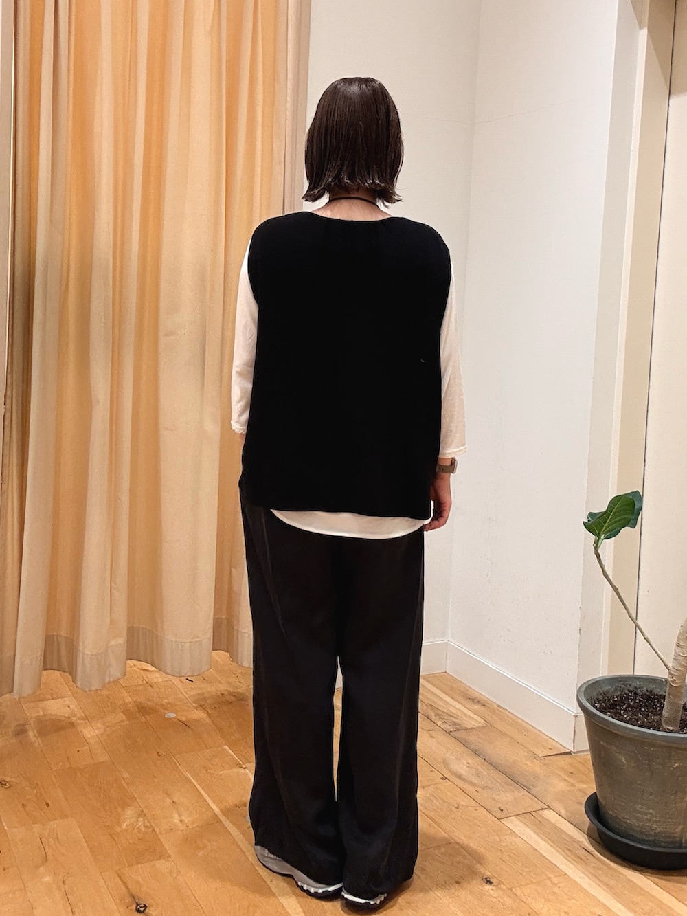 ブラック系のその他パンツ、レッド系のハンドバッグ、グレー系のスニーカーを着用したレディースの秋コーディネートの2枚目の写真