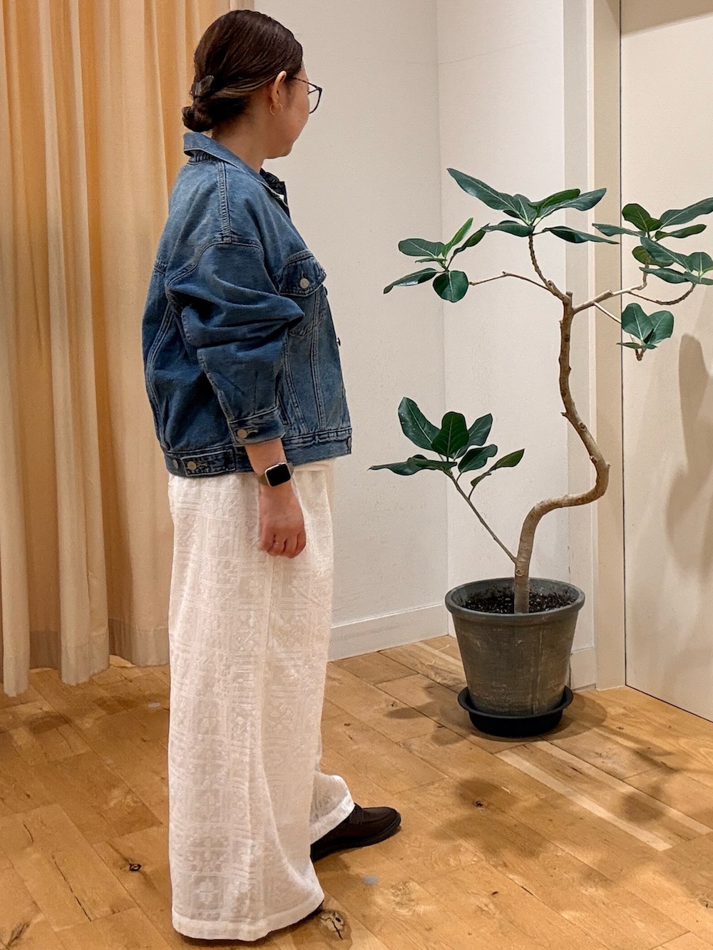 ブルー系のデニムジャケット、ホワイト系のその他パンツ、ブラウン系のローファーを着用したレディースの夏コーディネートの2枚目の写真