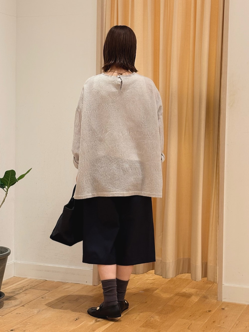 グレー系のシャツ/ブラウス、ブラック系のローファー、グレー系のトートバッグを着用したレディースの秋コーディネートの4枚目の写真