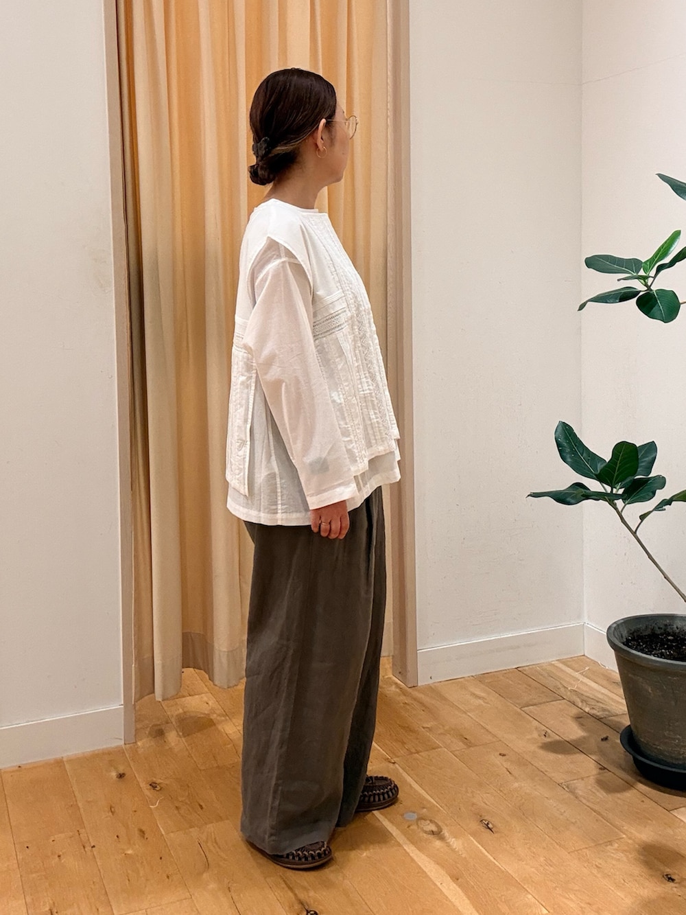 ホワイト系のシャツ/ブラウス、ブラウン系のサンダル、ベージュ系のその他パンツを着用したレディースの夏コーディネートの2枚目の写真